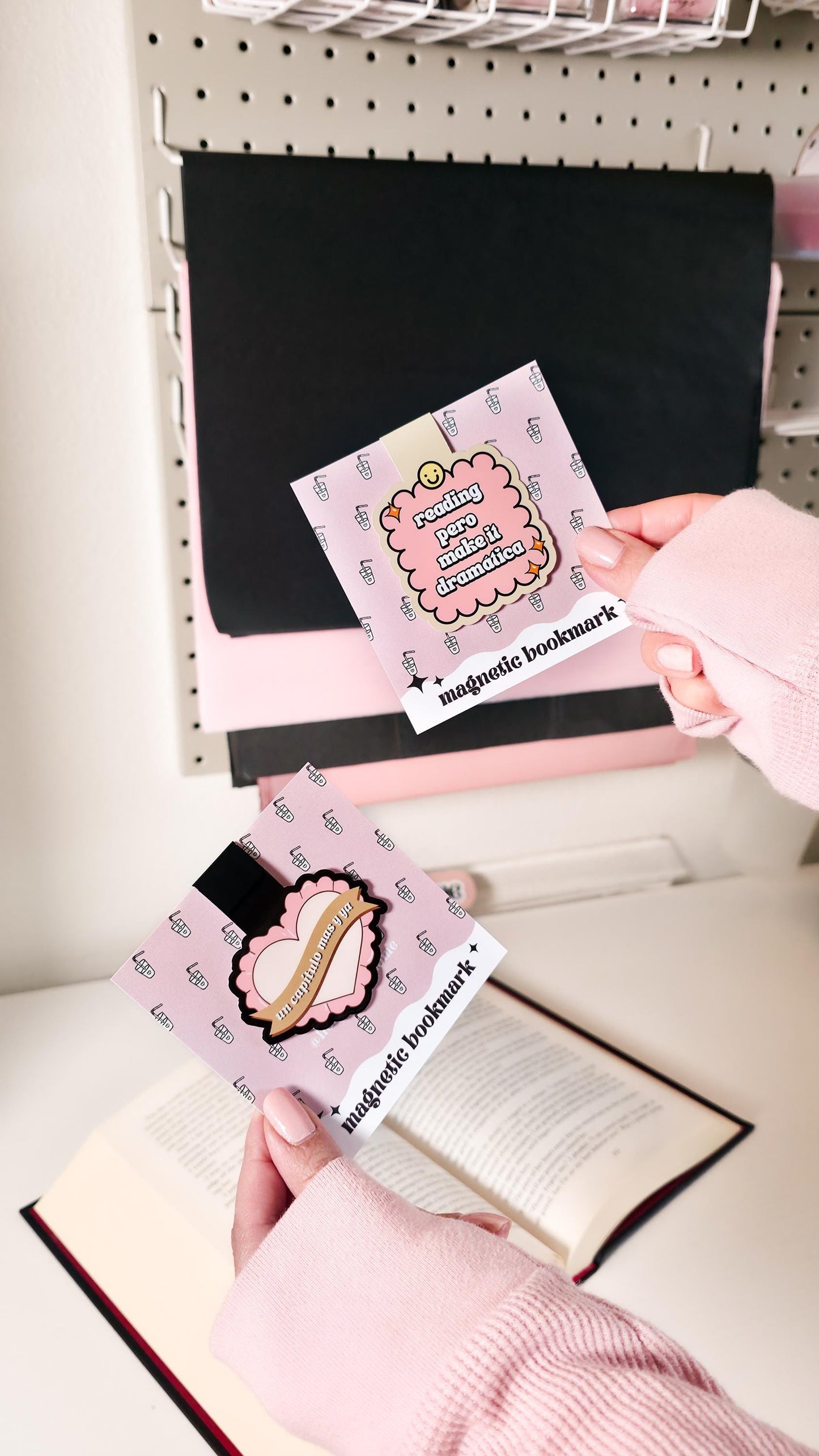 Un Capitulo Mas Y Ya Magnetic Bookmark: Spanish Book Lover Gift