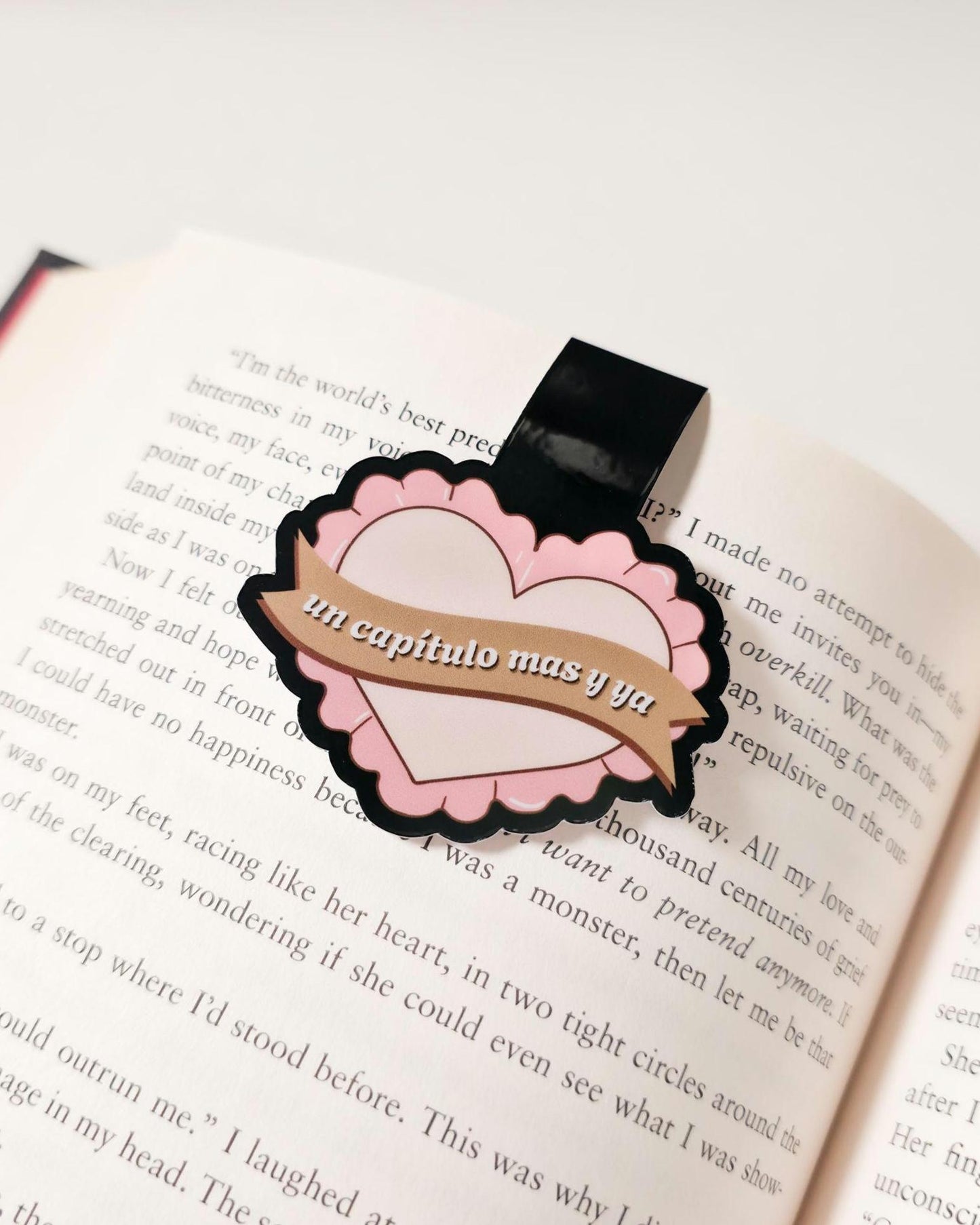Un Capitulo Mas Y Ya Magnetic Bookmark: Spanish Book Lover Gift
