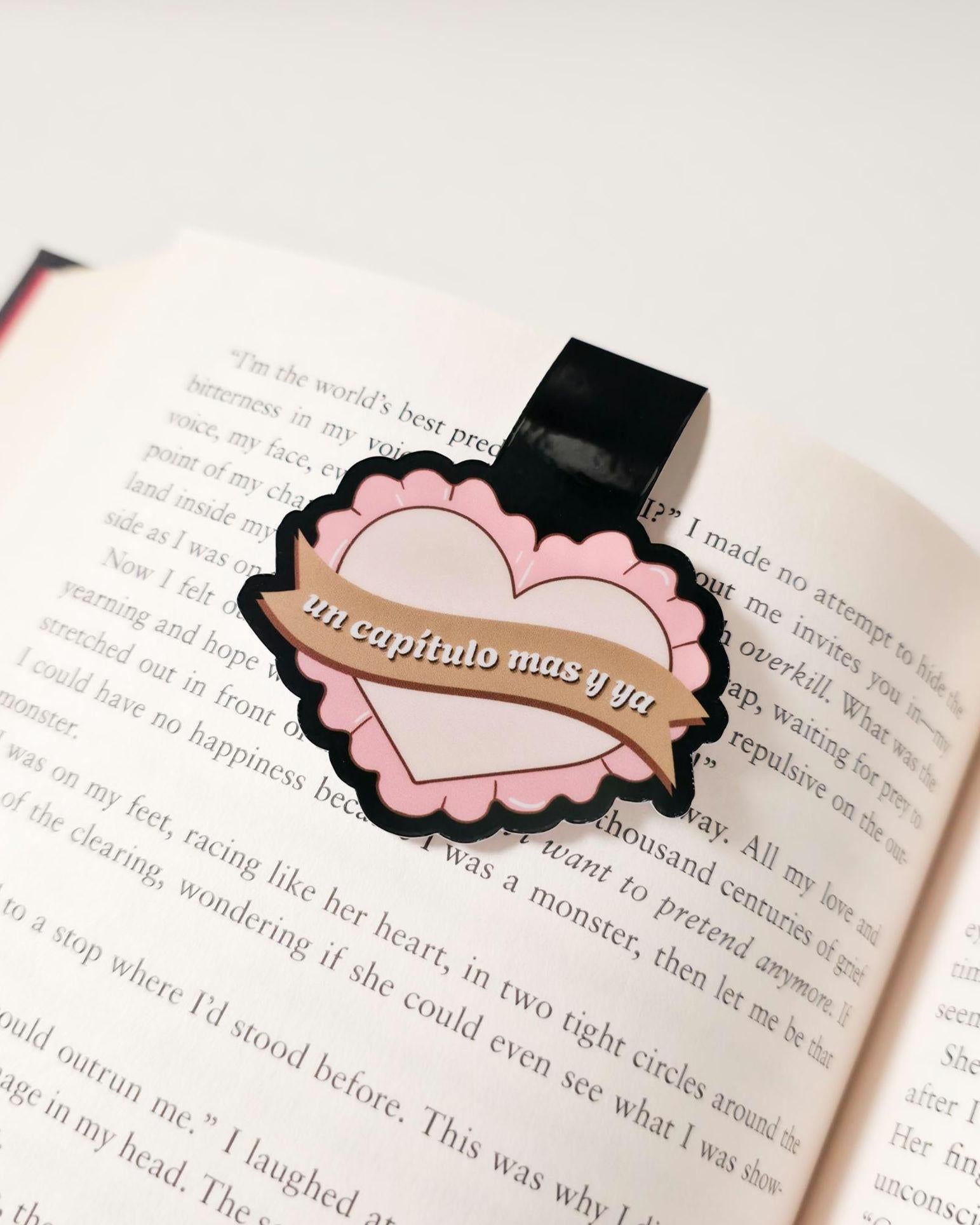Un Capitulo Mas Y Ya Magnetic Bookmark: Spanish Book Lover Gift