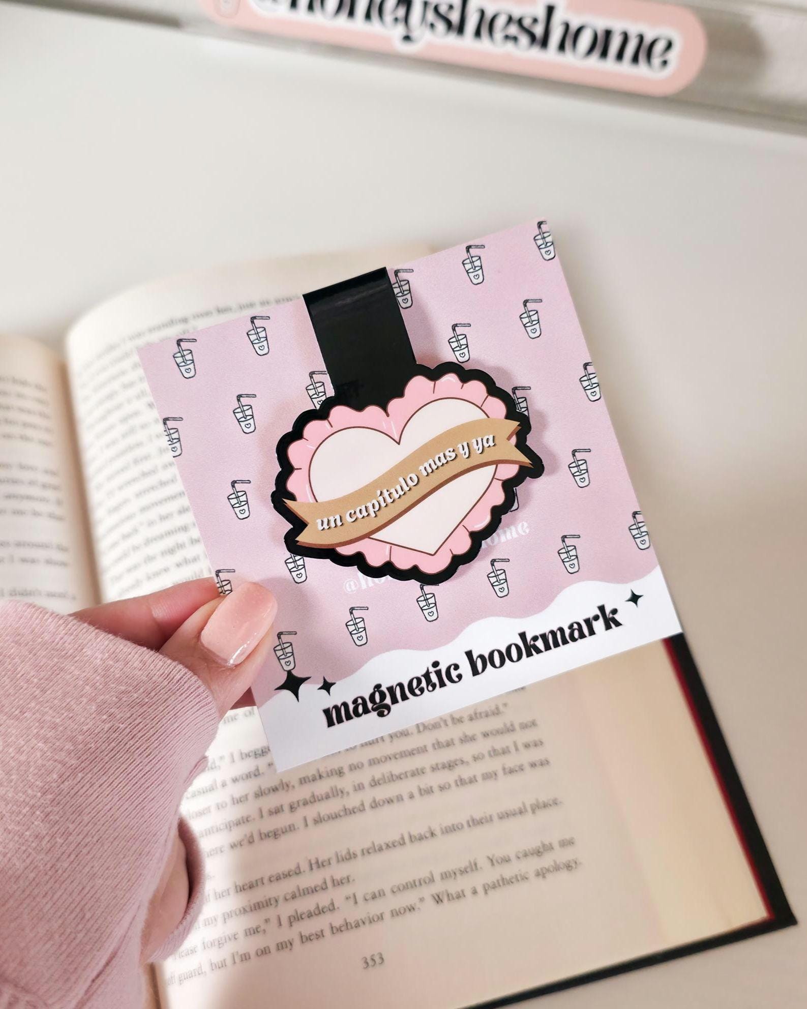 Un Capitulo Mas Y Ya Magnetic Bookmark: Spanish Book Lover Gift